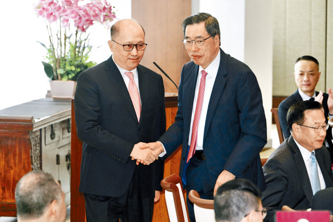 應立法會主席梁君彥（右）邀請，中聯辦主任鄭雁雄（左）昨出席立法會午餐會。