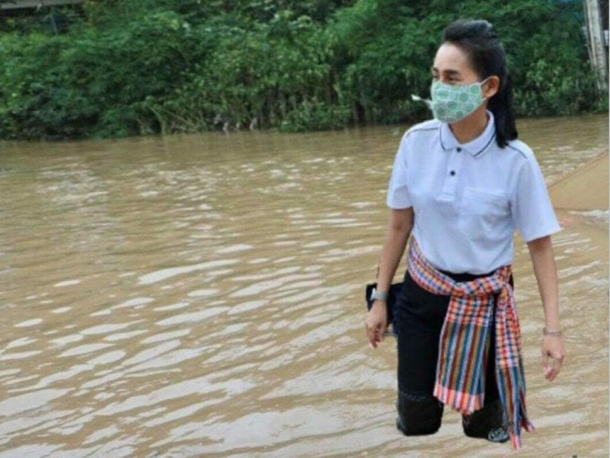 泰國高官勘災照片，被指「漂浮水面」、「雙腿被斬斷」。網圖