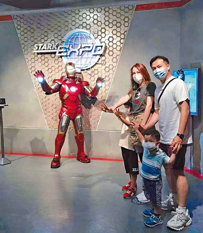一家人和Iron man開心合照。