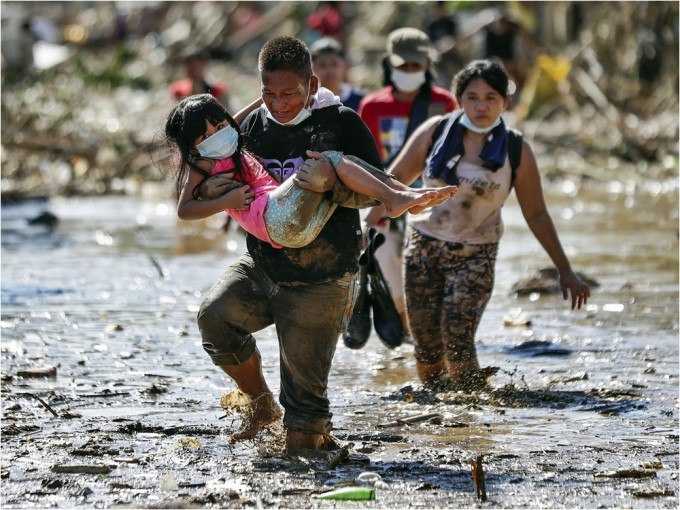 台风「环高」吹袭菲律宾，造成至少39人死亡、32人失踪。AP图片