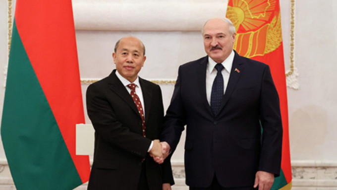 謝小用(左)與盧卡申科(右)。中國駐白俄羅斯大使館
