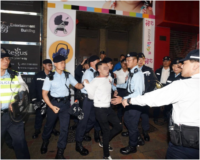 警员合力将挑衅的男子制服。