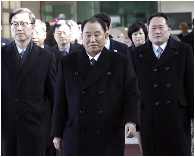 金英哲（中）率領的8人代表團早上越過邊界進入南韓。AP
