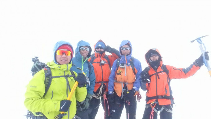 雪崩前全隊冒風雪於Breithorn登頂。網上圖片