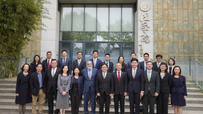律师会访京团最后一天 拜访北大及人民大学商讨合作计划。香港律师会facebook图片