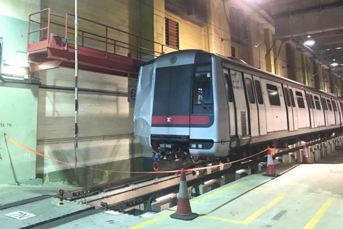 車頭損毀的列車拖回九龍灣車廠檢查。