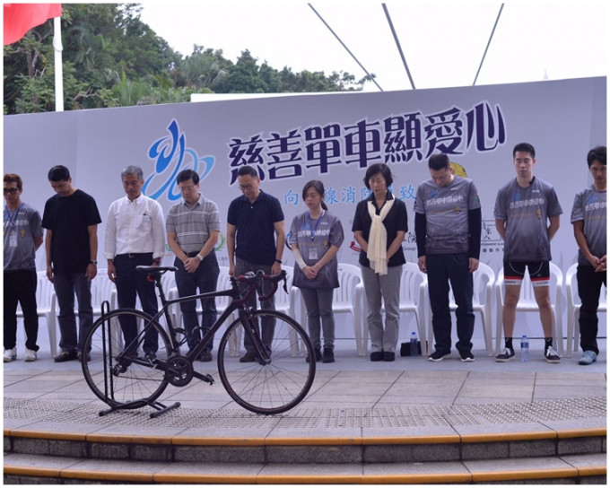香港消防處職工總會、消防單車會等團體，在大埔舉行悼念儀式及單車籌款。
