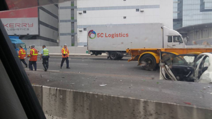 私家车撞向货柜车。香港突发事故报料区图片