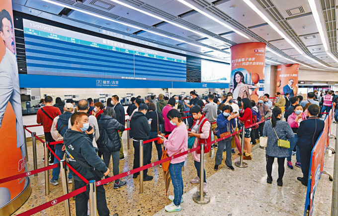 昨日西九龍站仍有不少市民購買高鐵票。