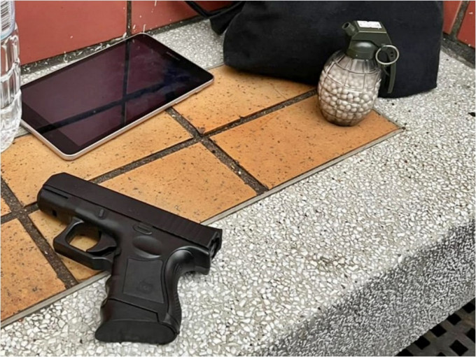 警方於沙田拘捕2名13歲少年管有仿製槍械。警方圖片