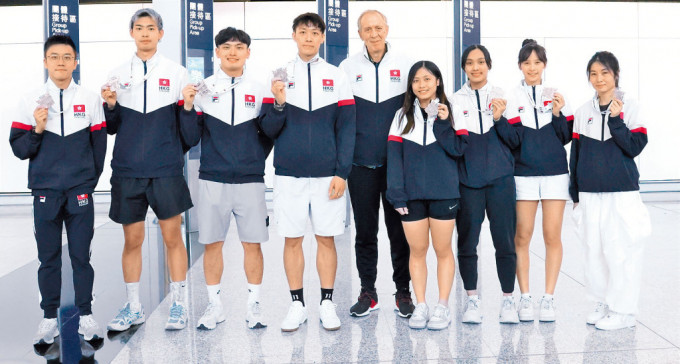 男子重劍隊及教練泰維（中），以及女子花劍隊帶着亞錦賽獎牌回歸。