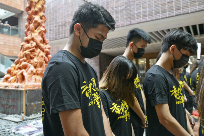 香港大学学生会昨按照传统，洗刷校内国殇之柱，并宣读「六四宣言」及献上白花。苏正谦摄