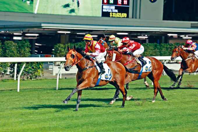 潘明輝昨晚憑「電訊火箭」 （9號）贏馬，同場「紅衣火旺」（2號）跑亞軍，騎者田泰安最終靠七P成為騎師王。