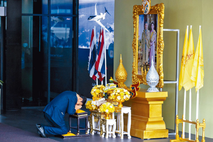 他信在廊曼机场向泰皇哇集拉隆功的肖像致敬。