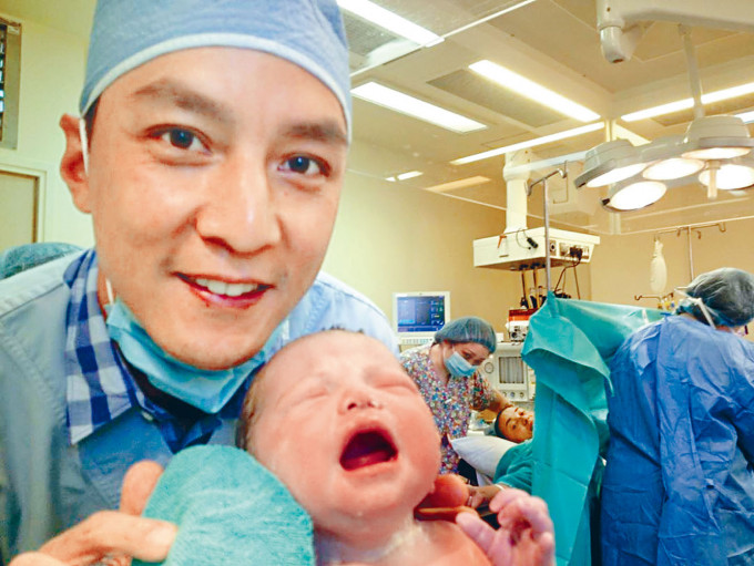 為賀愛女的7歲生日，吳彥祖大晒Raven出生時一家三口在產房的合照。