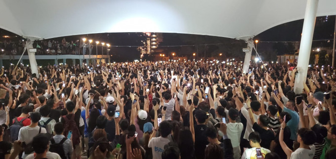 黃大仙數百人合唱網民創作的反修例歌曲《願榮光歸香港》