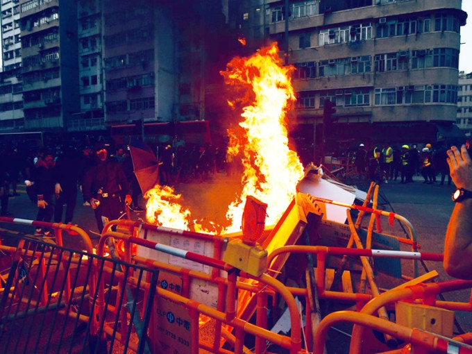 政府强烈谴责示威者肆意破坏。