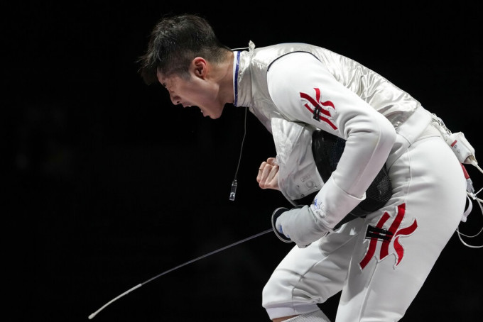 張家朗在奧運男子花劍個人賽歷史性奪金。AP圖片