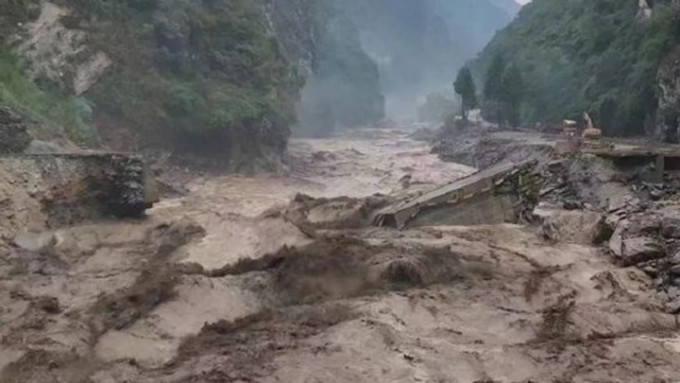 四川绵阳暴雨引发洪灾，导致至少2死4人失踪。网上图片