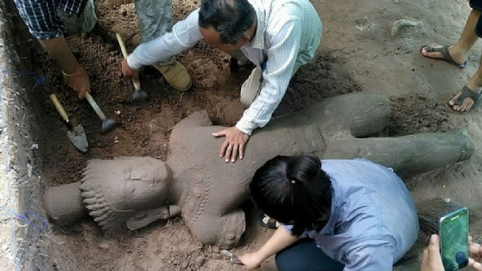 柬埔寨吴哥遗址掘出巨型雕像。