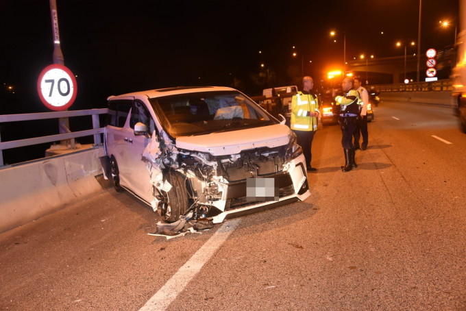 涉事七人車車頭損毀嚴重。