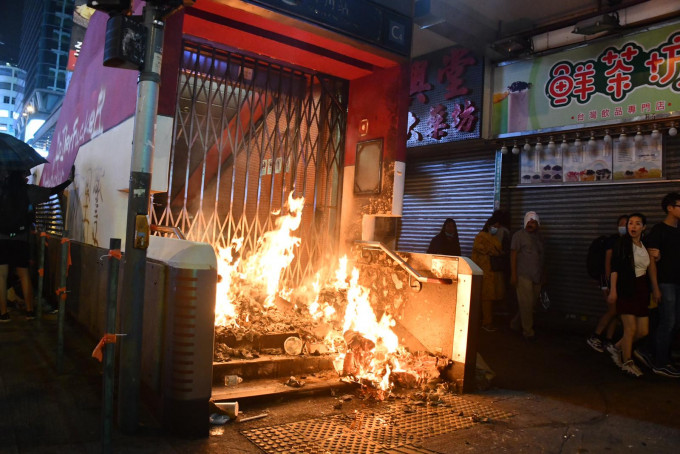 旺角站遭示威者縱火。
