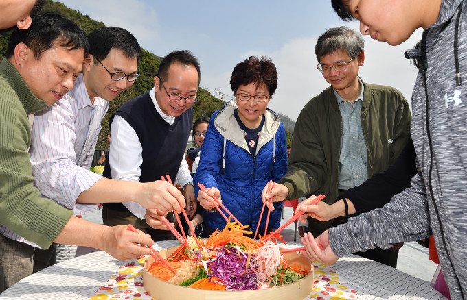 林郑月娥到访「深井光屋」与数十名住户在天台吃开年饭。政府新闻处