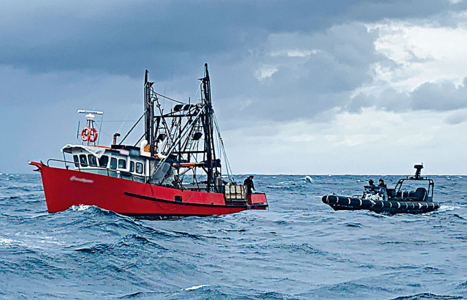 澳洲聯邦警察快艇（右）截獲涉嫌運毒的拖網漁船（左）。