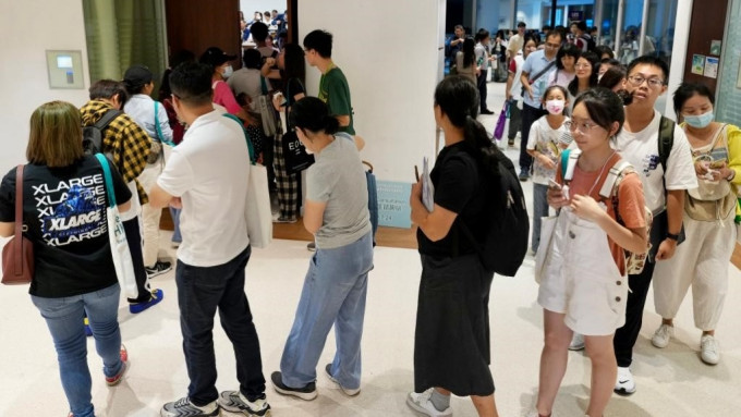 香港大学入学资讯日人山人海，参加者要排队进入讲堂。苏正谦摄