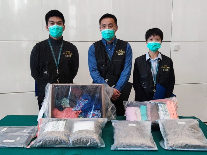 海關截獲兩個由美國寄香港的郵包，檢獲約3公斤的懷疑大麻花，估計市值約70萬元。