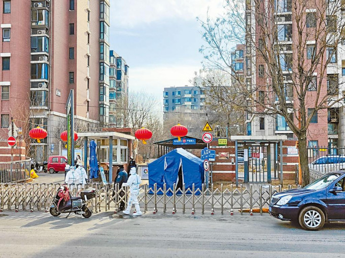 北京海淀區涉疫屋苑昨天被圍封。
