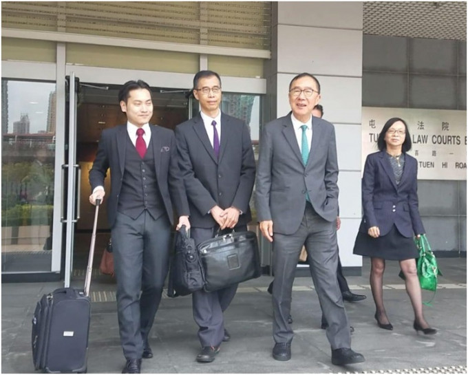 甘泽华(左二)、代表被告的资深大律师清洪(左三)。林欣乐摄