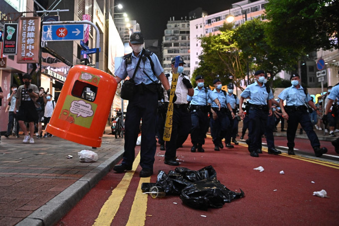 铜锣湾波斯富街一带有示威者将垃圾桶等杂物扔到马路中心。