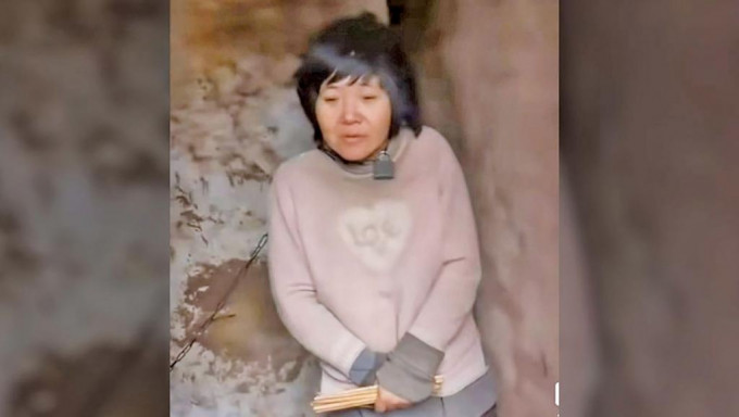 徐州八孩母亲被圈上铁锁的画面，在网上广传，引发舆论。资料图片