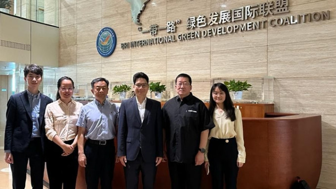 正在北京访问的财经事务及库务局副局长陈浩濂 （右三）与生态环境部对外合作与交流中心副主任李永红(左三)会面。