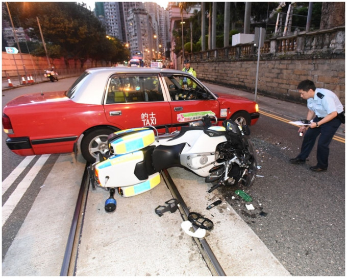 交警电单车倒卧地上。