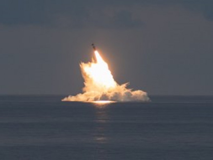 美軍在網上發放試射兩枚潛射彈道導彈相片。twitter