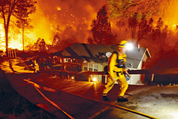 ■消防员上周五在加州纳帕一处火场扑救。