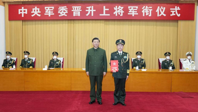 习近平授衔，中部战区司令员黄铭晋升上将。