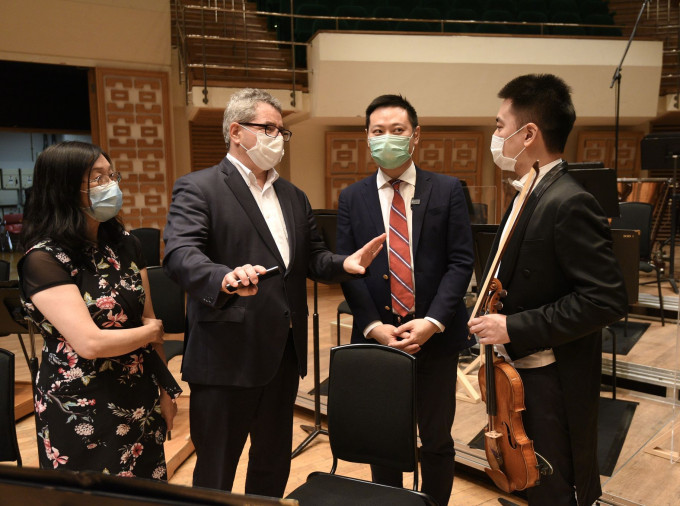 徐英伟（右二）听取霍品达（左二）介绍乐团的工作。政府新闻处图片