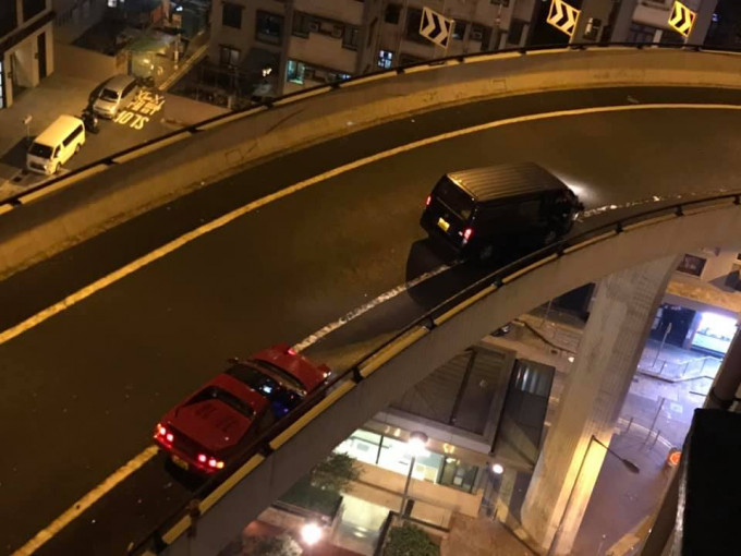 涉事两辆车。 香港突发事故报料区FB/网民Miu Miu Ko‎图。