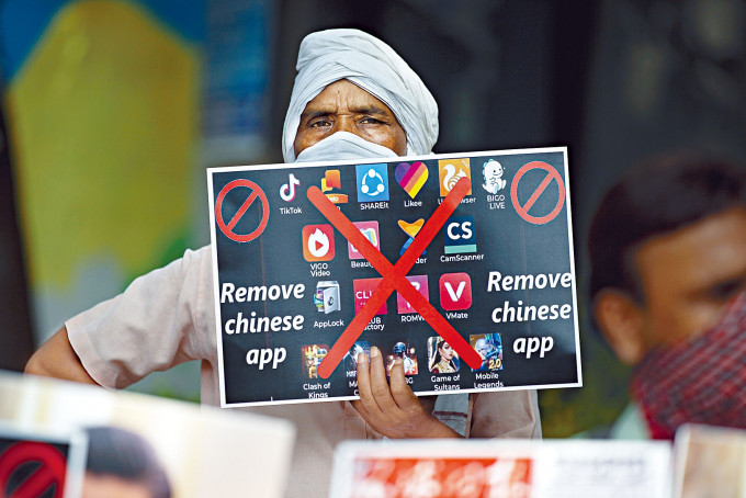 印度新德里一名示威者舉牌呼籲停用中國應用程式。