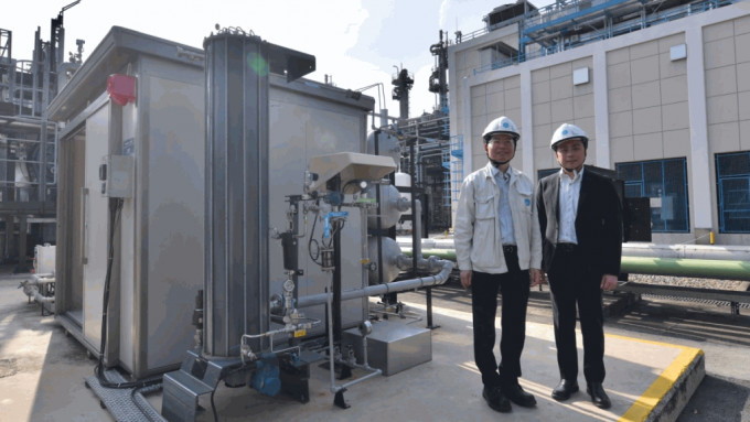 煤氣公司工商市務及營業總經理鄭曉光（右）、煤氣公司燃氣生產總經理陳錦添（左）
