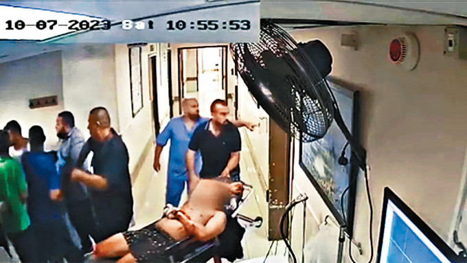 一名受伤人质上月7日被哈马斯分子推入希法医院。