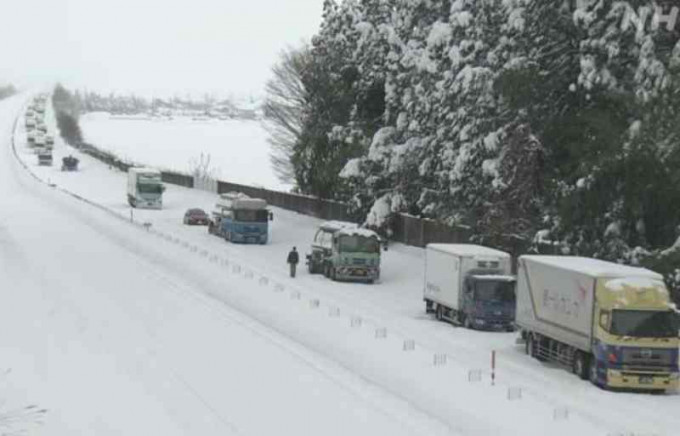 福井县北陆高速公路上至下午仍有逾500辆车被困。NHK