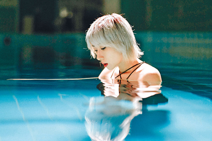 新歌MV中泳儿泡在水里演绎沉溺的情绪。