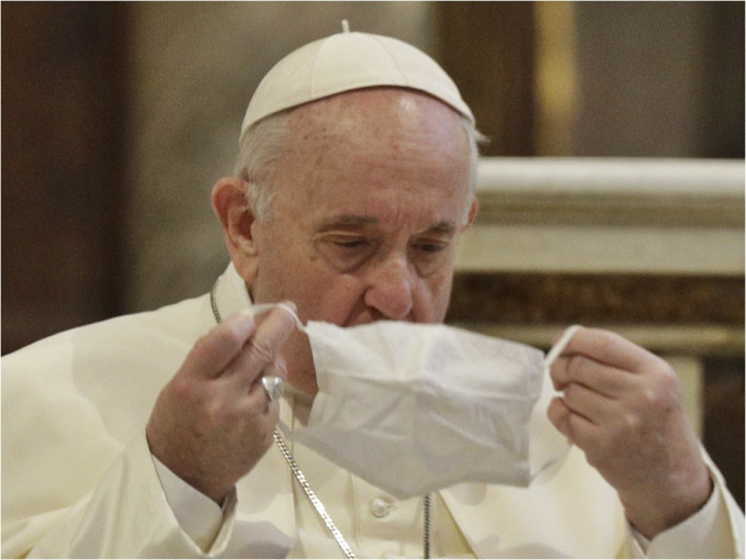 教宗方濟各在演講時曾除下口罩。AP圖片