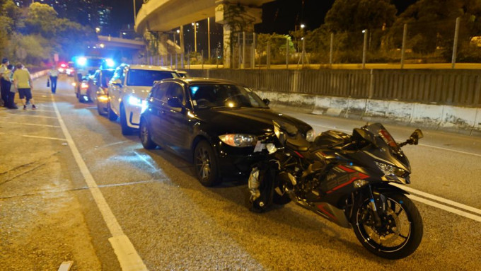 電單車與3輛私家車連環相撞，造成4車「串燒」車禍。 李家傑攝