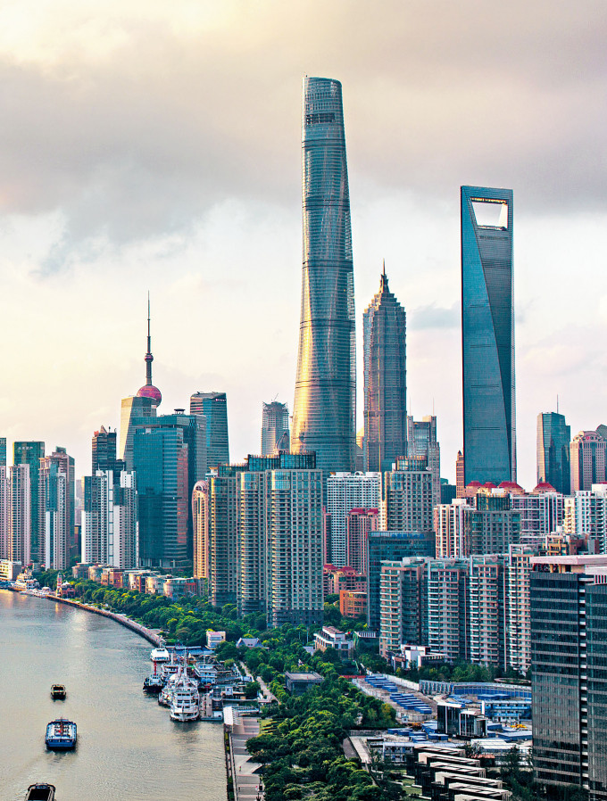 六百三十二米高的上海中心大厦是中国第一高楼。