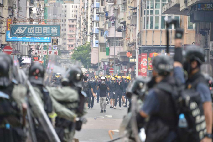 當日示威者遊行到深水埗警署一帶與警方對峙。資料圖片